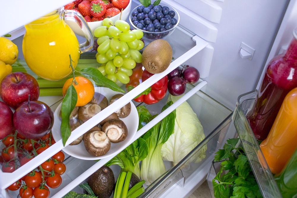 Зелень, ягоды и грибы требуют хранения в холодильнике. Правильные условия продлевают их свежесть.