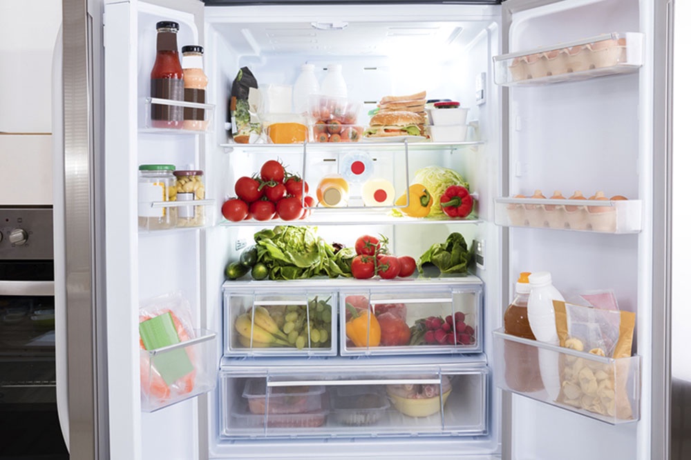 В холодильнике продукты хранятся на разных ярусах с разной температурой. Верхние полки теплее, нижние - холоднее.