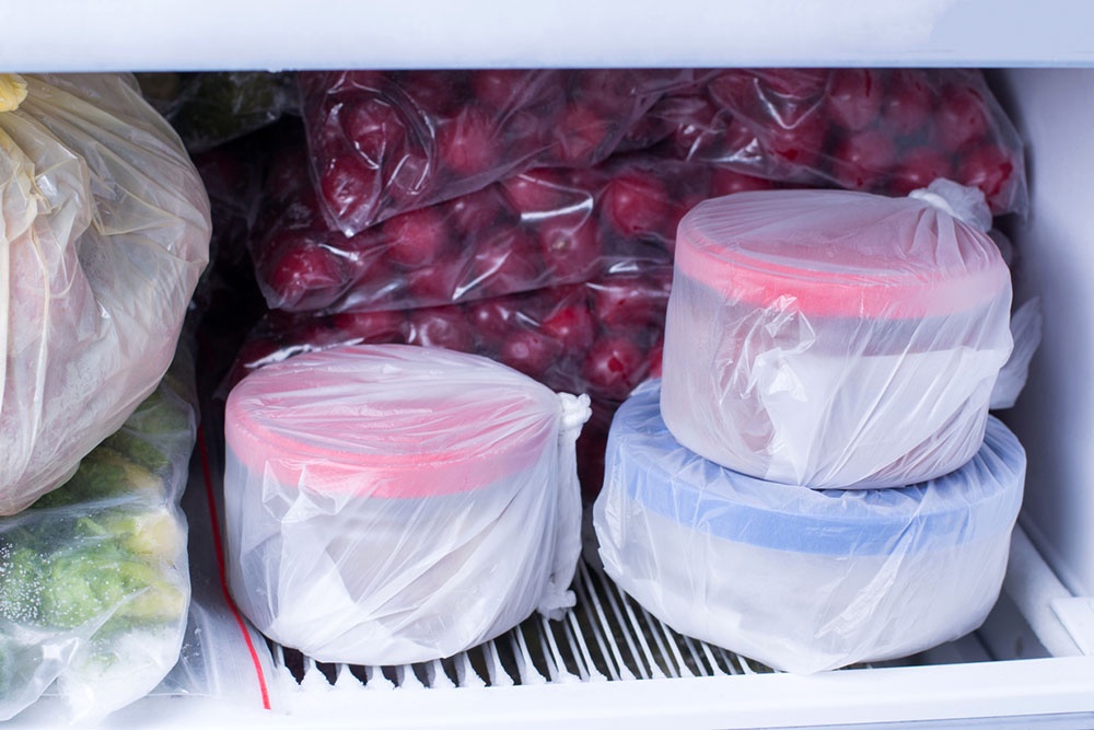 В холодильнике продукты держат в плотно закрытых пакетах без доступа воздуха.