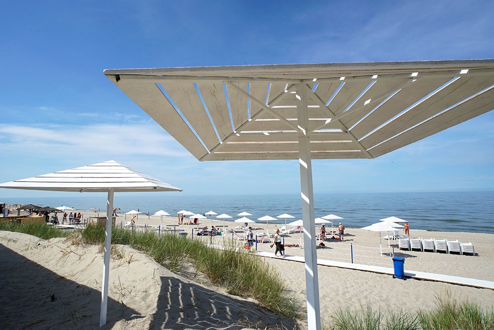 Зонтики на пляже поселка "Янтарный".