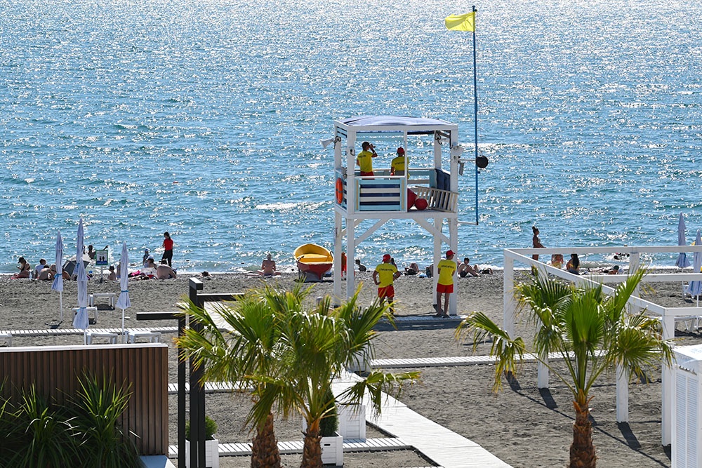 Отдыхающие на пляже "Ривьера" в Центральном районе города Сочи.