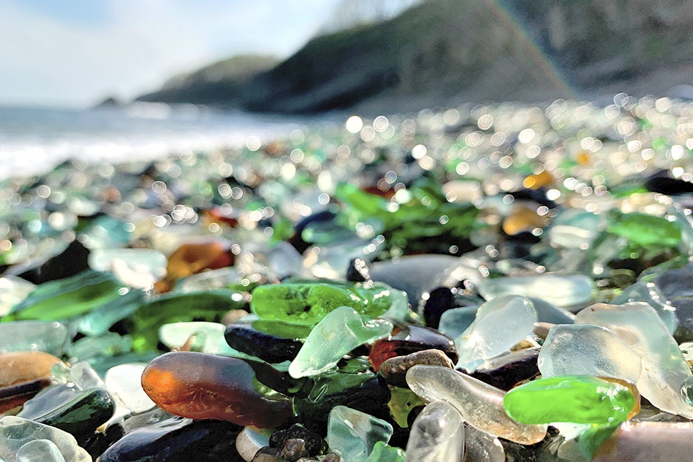 Стеклянный пляж в бухте Стеклянная на берегу Уссурийского залива.