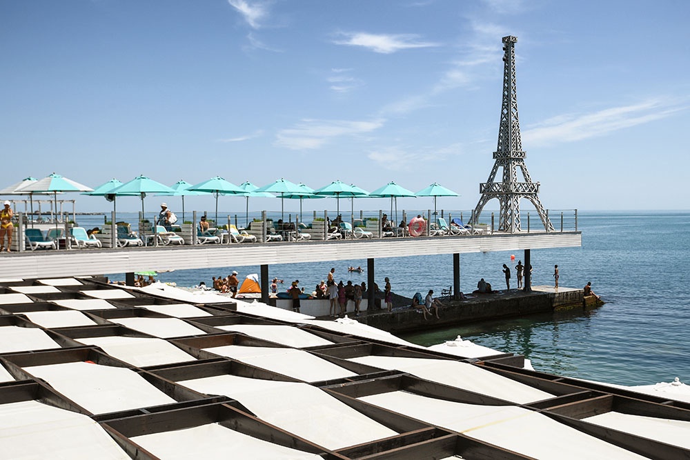 Отдыхающие на Массандровском пляже в Ялте.