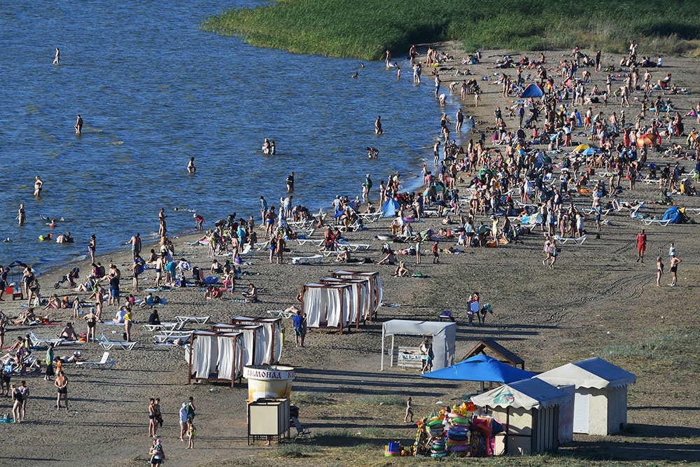 Отдыхающие на пляже в Ейске.