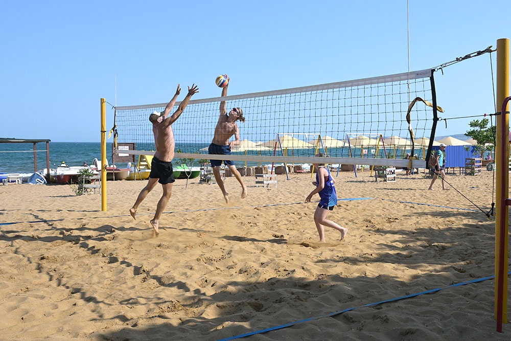 Отдыхающие играют в волейбол на Золотом пляже в Феодосии.