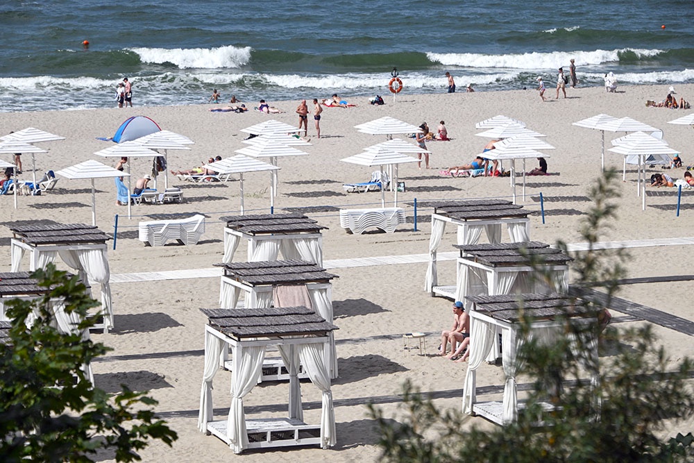 Отдых на Центральном пляже в поселке Янтарный Калининградской области.