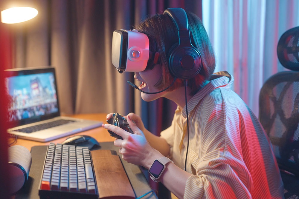 VR  технологии,  девушка играет компьютерную игру и погружением в виртуальную реальность.