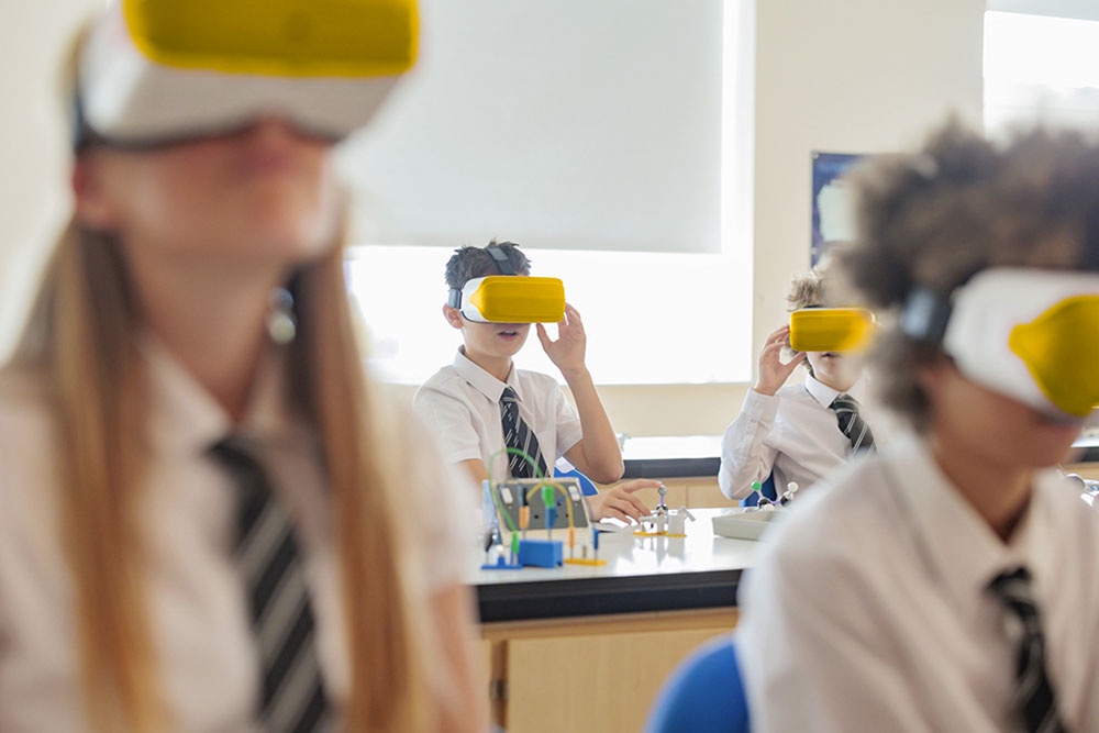 VR/AR в образовании, школьники на уроке работают в виртуальной лаборатории.