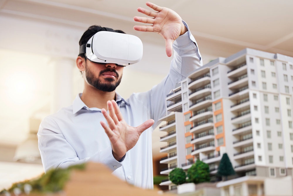 VR в недвижимости,  мужчина изучает будущий дом с помощью VR  технологий.