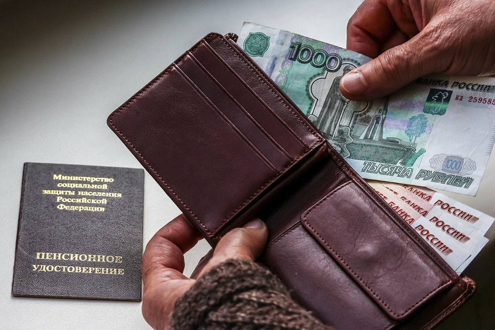 Пенсионер подсчитывает расходы на ЖКХ в 2026 году с учетом льгот и субсидий.