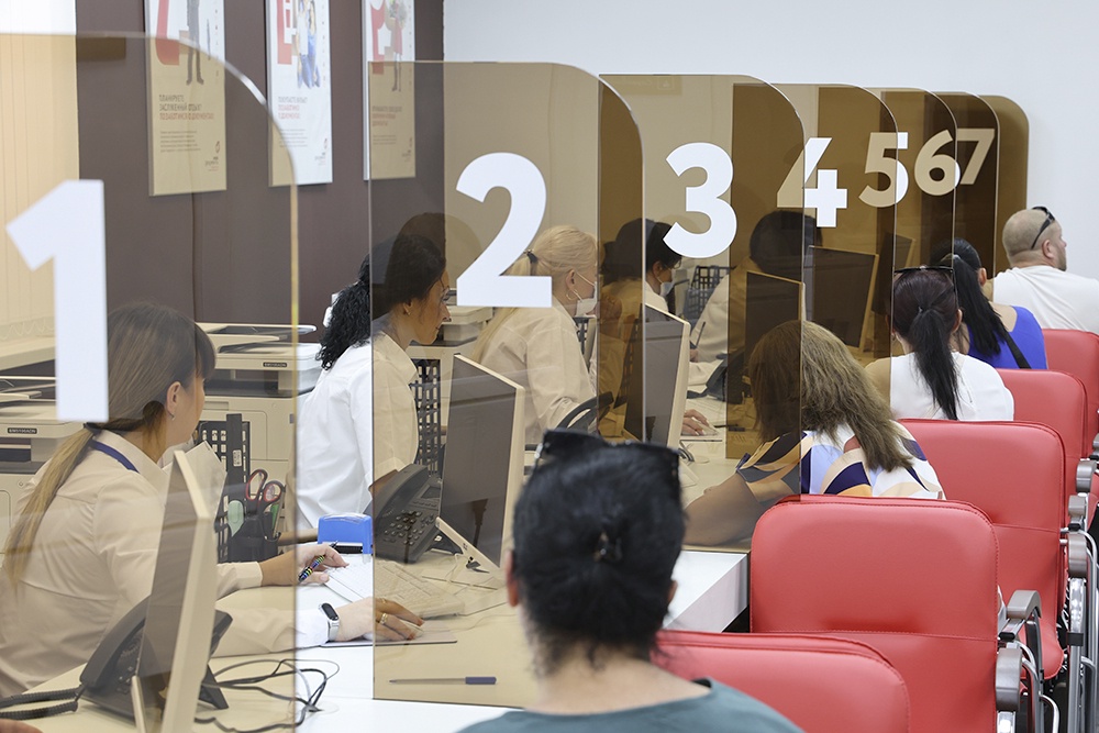 Оформление прописки в жилом доме СНТ в МФЦ или онлайн на "Госуслугах".