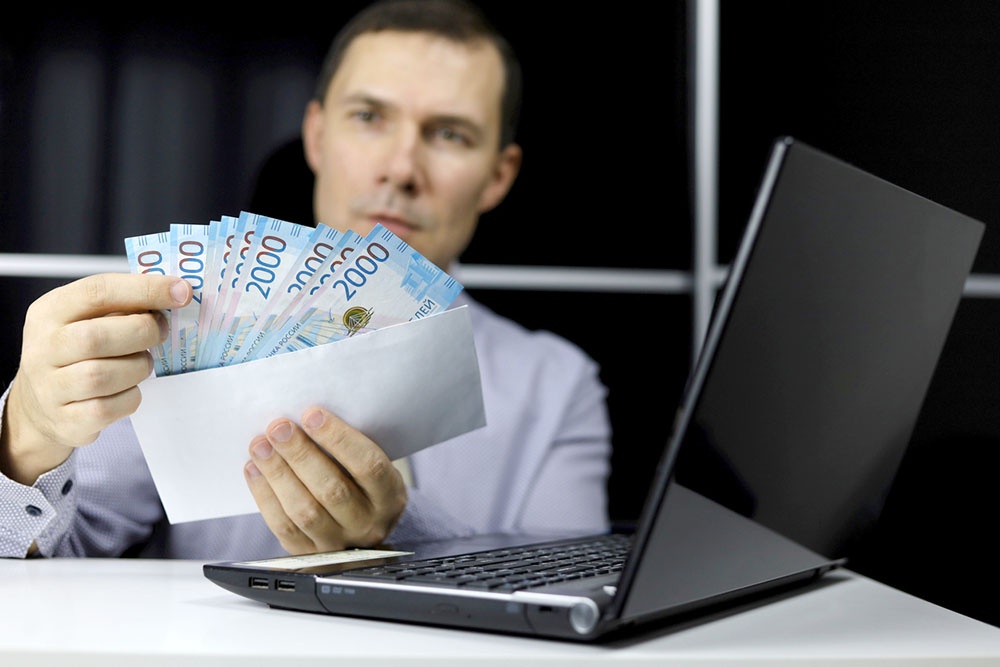 Сотрудник пересчитывает наличные, право на получение вычета у работодателя.