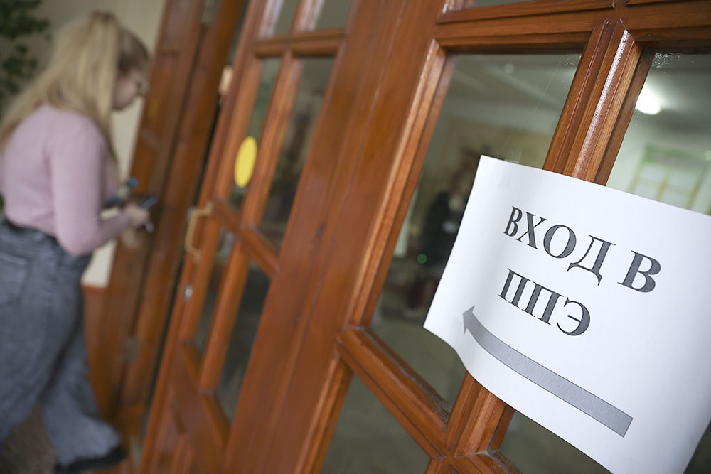 Школьница на ППЭ перед экзаменом по Информатике и ИКТ.
