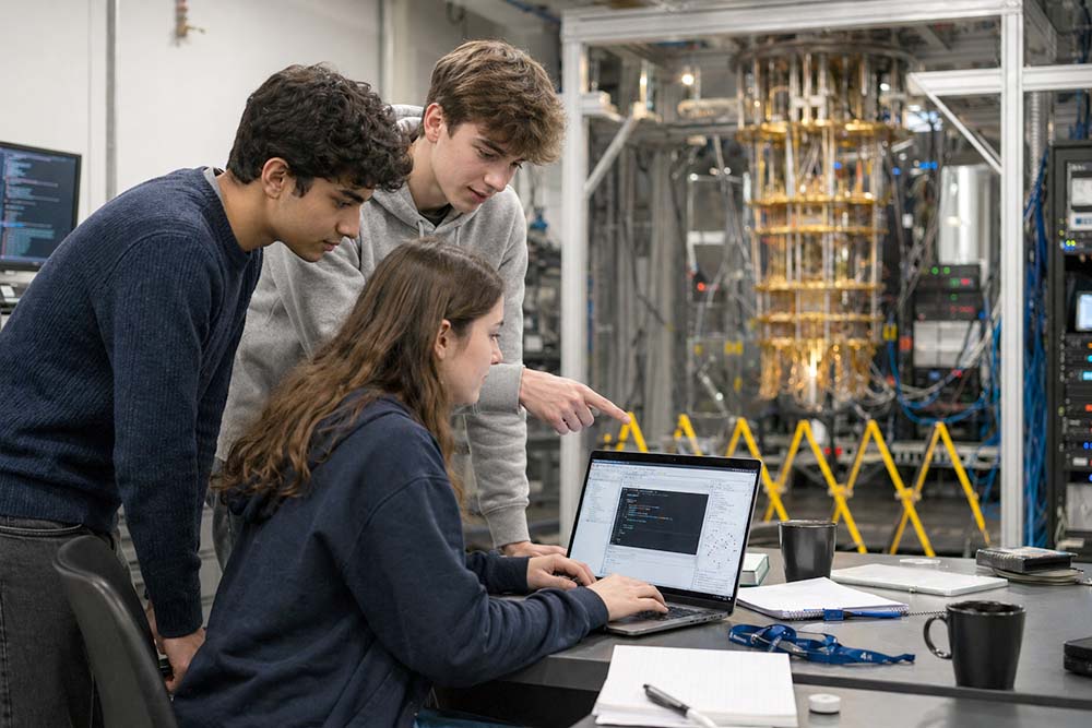 Студенты используют квантовый компьютер в проектах для изучения принципов квантовой физики и современных вычислений на практике.