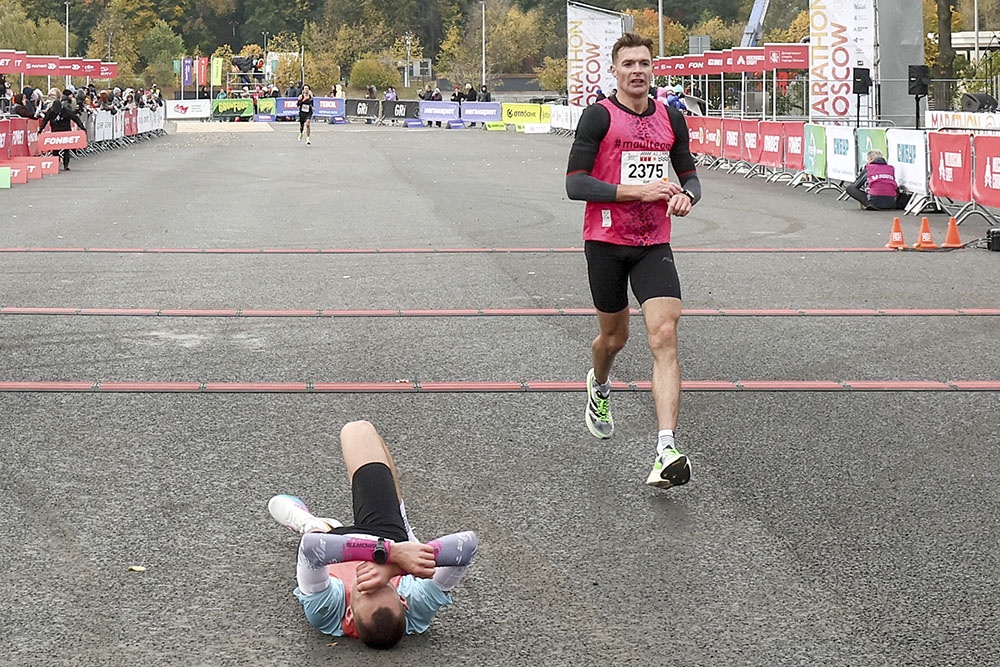 Участники Московского марафона во время забега на 42,2 км. Как новичку подготовиться к марафону.