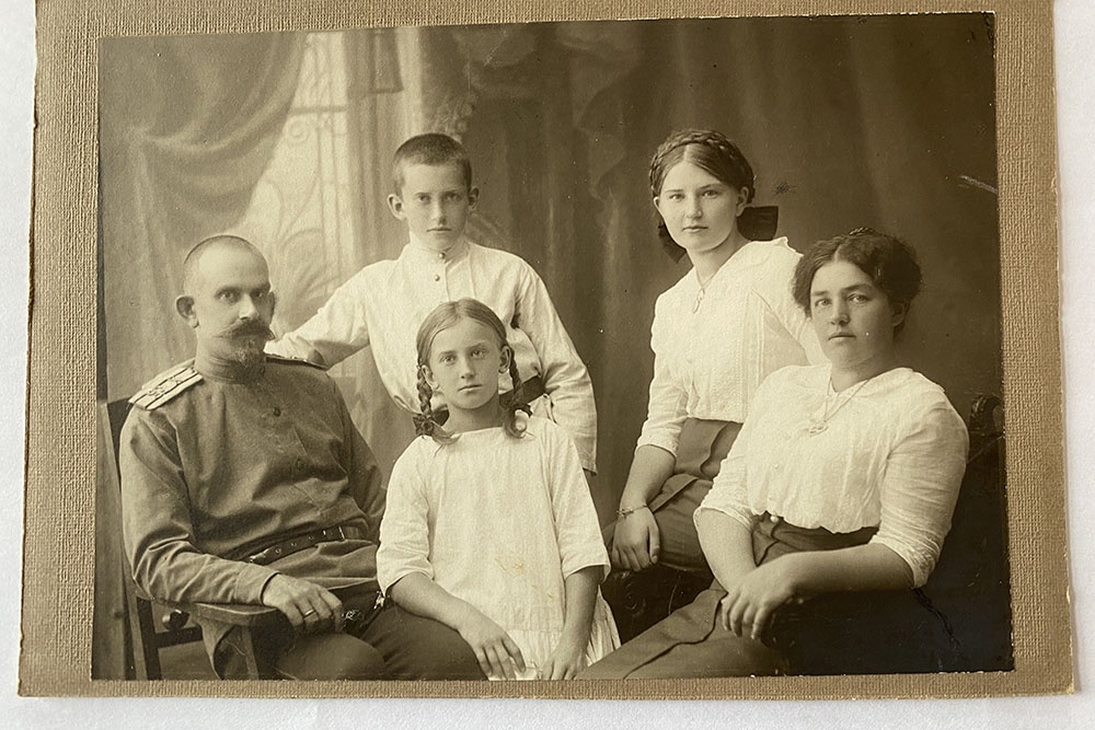 Семья: Александр Николаевич Билибин, Людмила, Юрий, Галина и Софья Степановна.