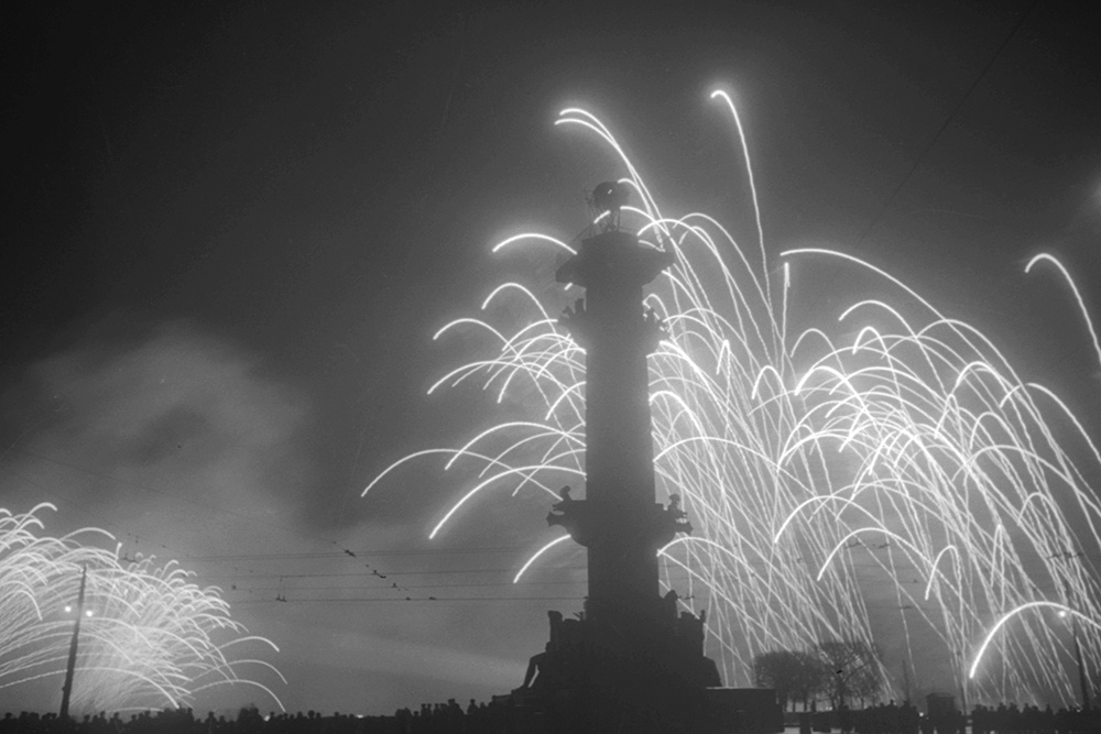 9 мая 1945 г. Салют на Пушкинской площади в честь Победы в Великой Отечественной войне. 