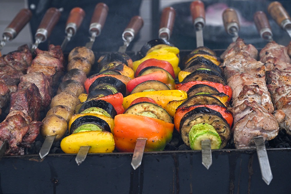 Шашлык из разных сортов мяса и овощей.