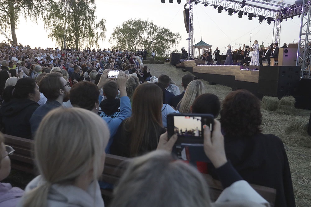 Зрители во время "Концерта над Волгой" в городе Плес.