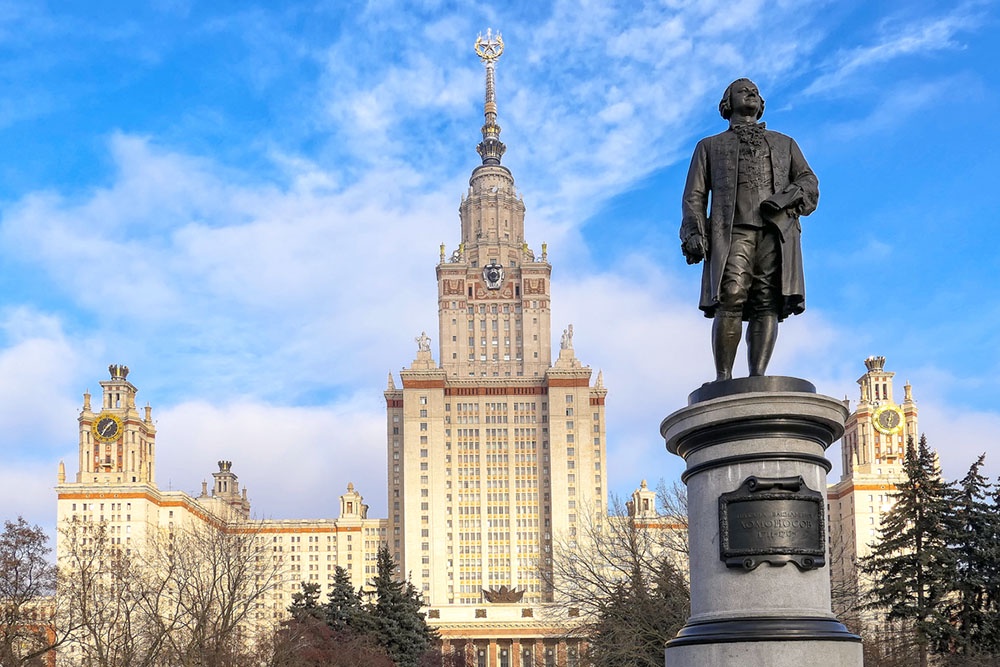 Главное здание МГУ и памятник Ломоносову на территории университета.