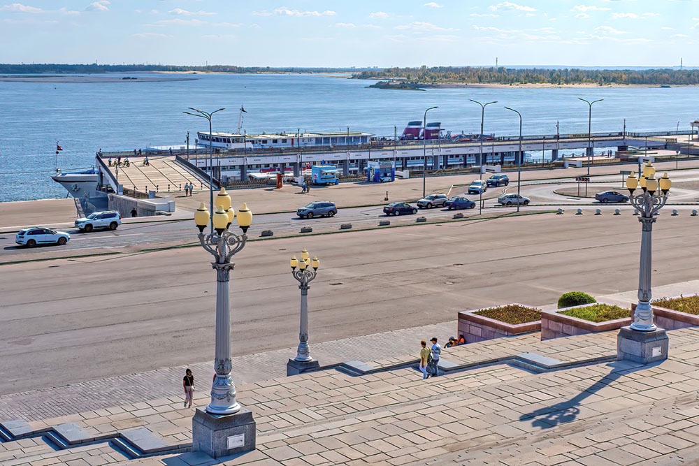 Центральная набережная Волгограда. Лестница с тремя террасами спускается к Волге. Парадный речной фасад города.