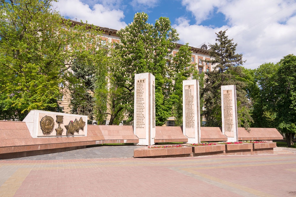 Аллея Героев в Волгограде. Часть аллеи - мемориал с десятью гранитными стелами, на которых увековечены имена Героев Советского Союза.