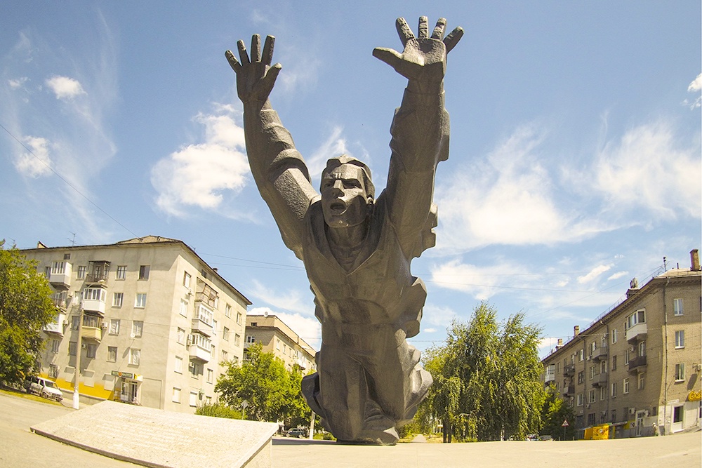 Памятник-скульптура установленный на месте гибели Михаила Паникахи на пересечении проспекта Металлургов и улицы Таращанцев. Авторы проекта: скульптор Роберт Харитонов и архитектор Юрий Белоусов.