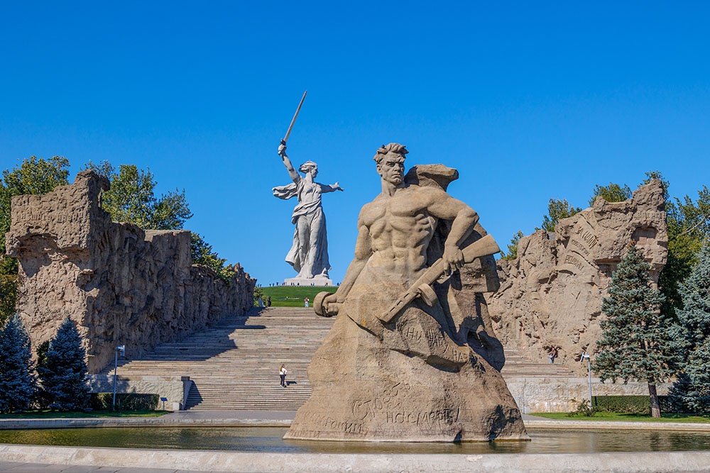 Мемориальный комплекс на Мамаевом кургане. Скульптуры "Родина-мать зовет!" (центр) и "Стоять насмерть" (на первом плане). Автор - скульптор Евгений Вучетич.