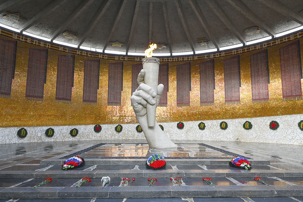 Вечный огонь в Пантеоне Славы на Мамаевом кургане.