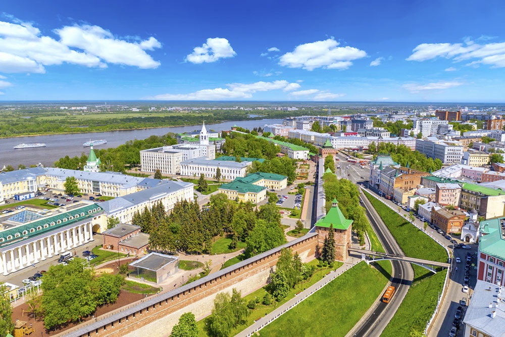 Вид с высоты на кремль и Волгу в Нижнем Новгороде. Летний солнечный день.