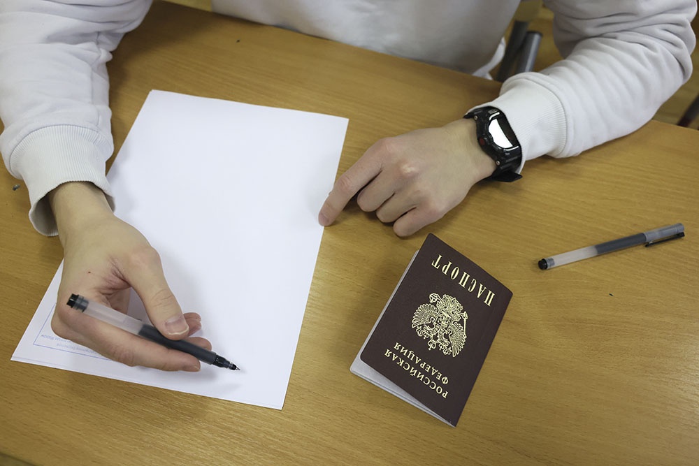 Школьник выполняет задание ОГЭ по истории на экзамене.