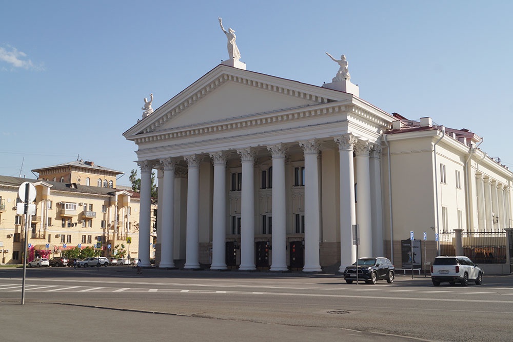 Новый экспериментальный театр (НЭТ). Волгоград, ул. Мира, 5. Здание 1915 года постройки, восстановлено после войны.