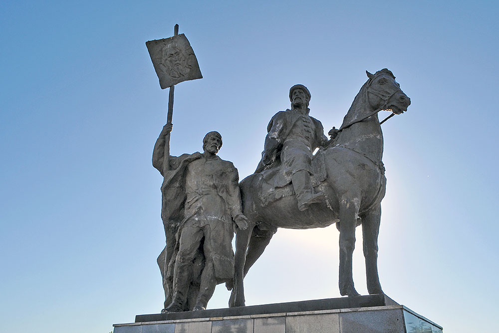 Памятник основателю города Богдану Хитрово, восседающему на коне. Рядом - собирательный образ первого жителя Симбирска. Скульптор Олег Клюев, бульвар Новый Венец.