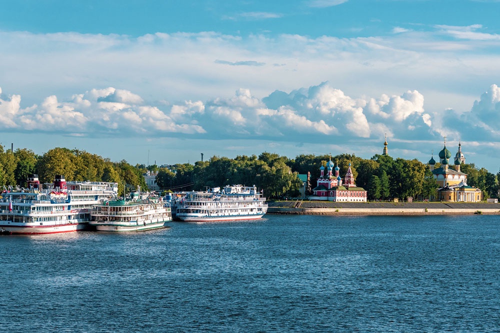 Корабль на пирсе в древнерусском городе Углич.