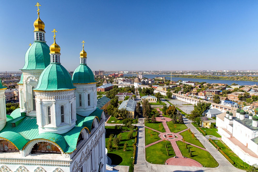 Успенский собор и колокольня Астраханского кремля. Круиз Москва - Астрахань.