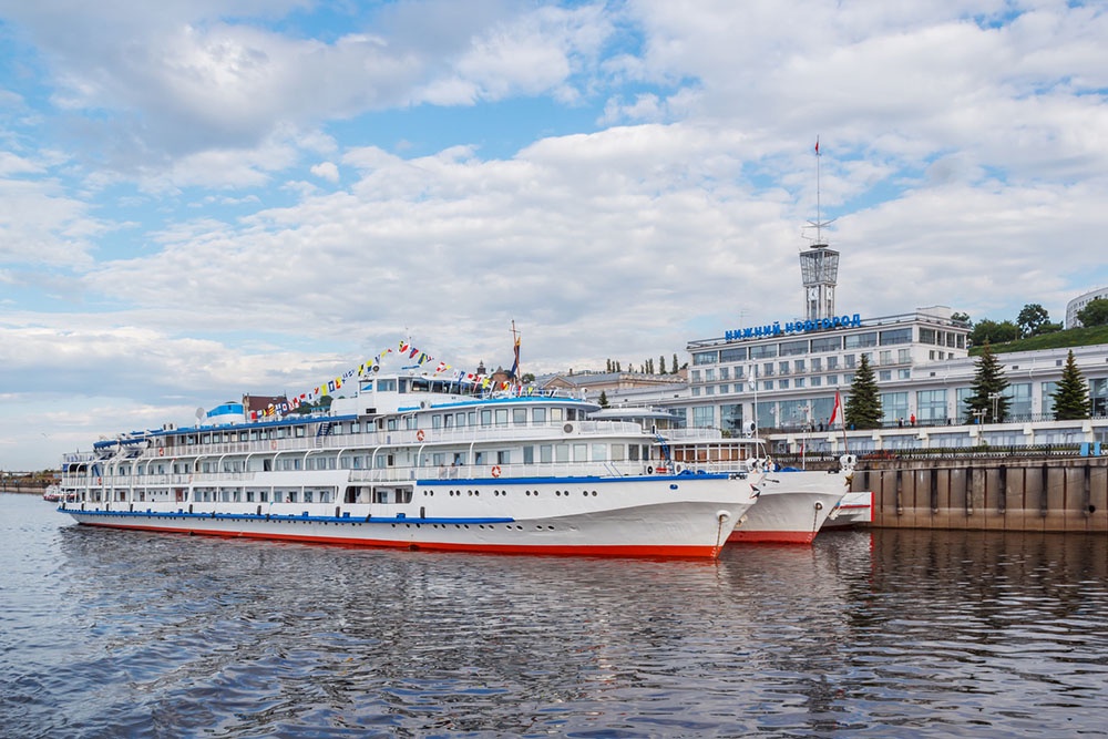 Набережная Нижнего Новгорода: речные лодки на воде. Как и где бронировать круизы по Волге 2026.