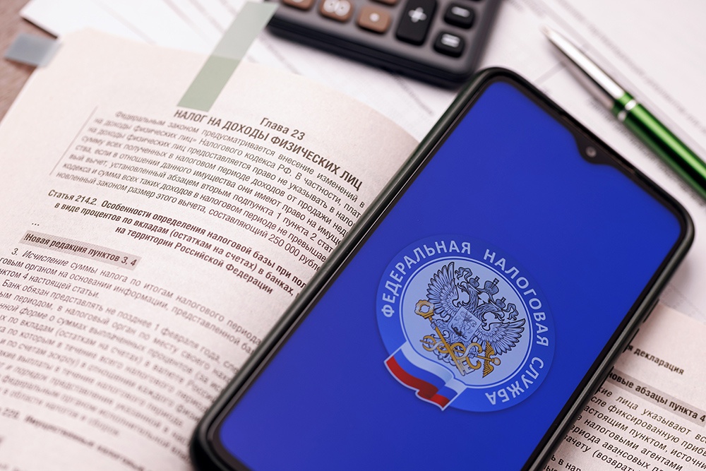 Смартфон с приложением ФНС и Налоговый кодекс. Полезные советы по снижению риска штрафов.