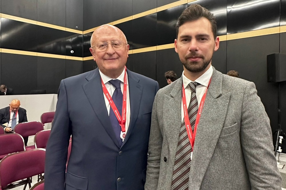 Роман Якушин рядом с академиком РАН А.Л. Гинзбургом на Российском фармацевтическом форуме "Лекарственная безопасность".