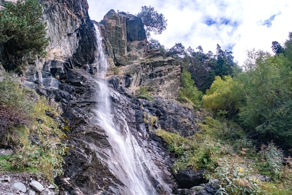 Баритовый водопад - это одно из любимых мест для прогулок туристов в Архызе.