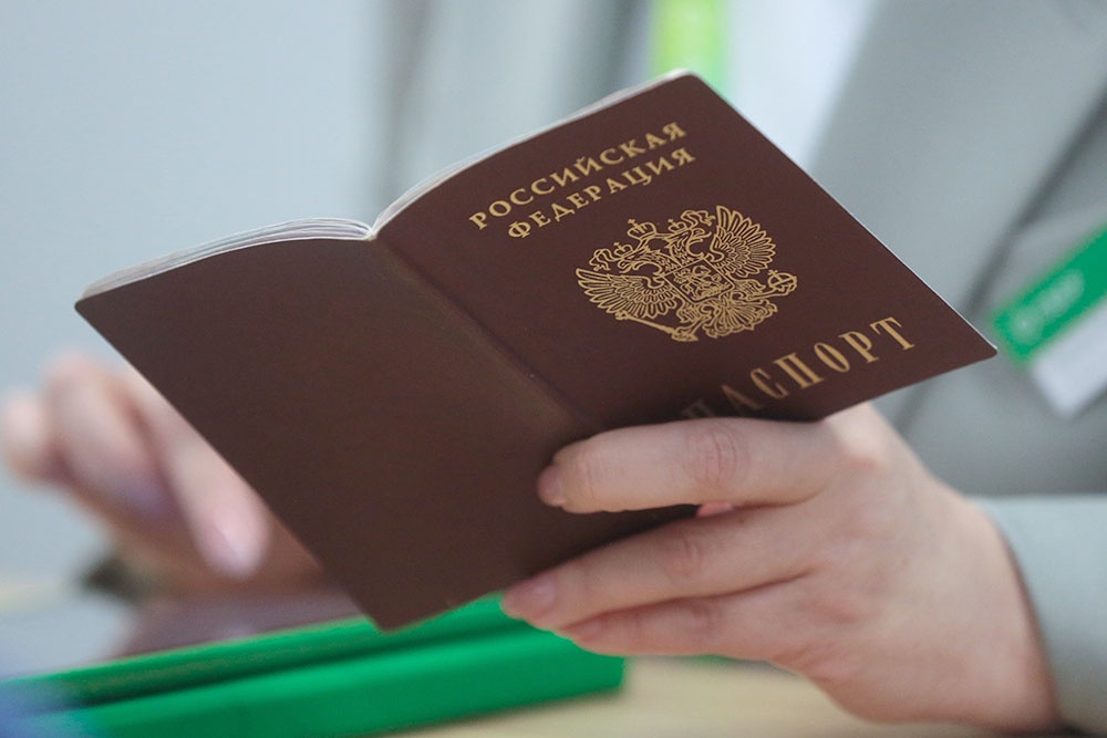 Сотрудник банка проверяет документы по ипотеке: паспорт, кредитный договор, выписку из ЕГРН. Ошибка в документах может затянуть сделку.