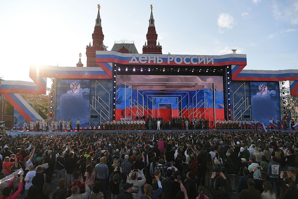 День России на Красной площади. Зрители и участники праздничного концерта в Москве.