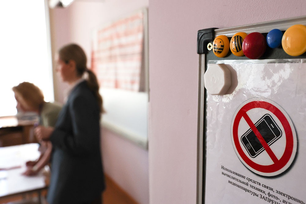 Преподаватель объясняет ученикам, как оформлять экспериментальное задание ОГЭ по физике.