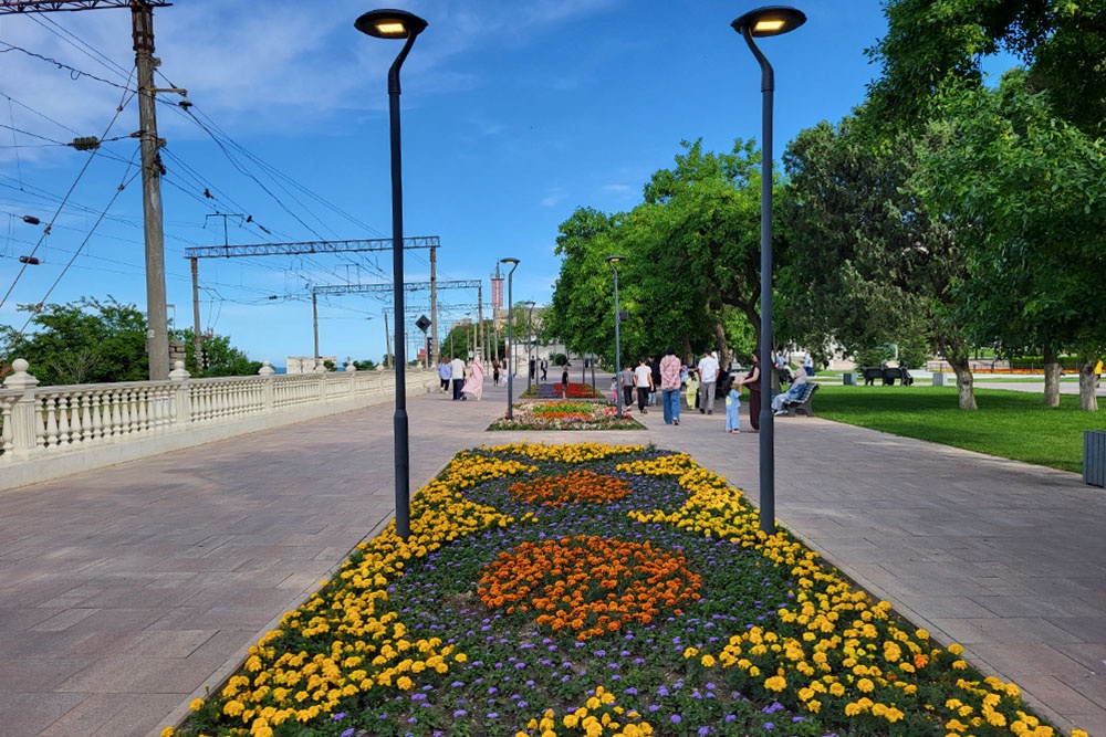 Родопский бульвар в Махачкале - одна из старейших парковых зон города, вдоль побережья Каспия.