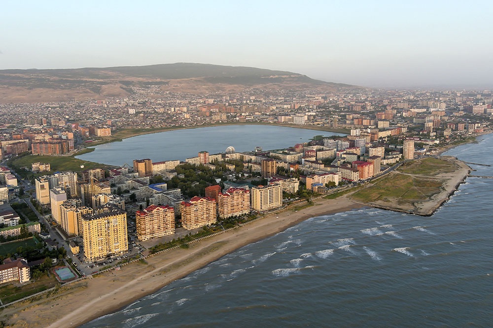 Вид на город, озеро Ак-Гель (слева) и Каспийское море.