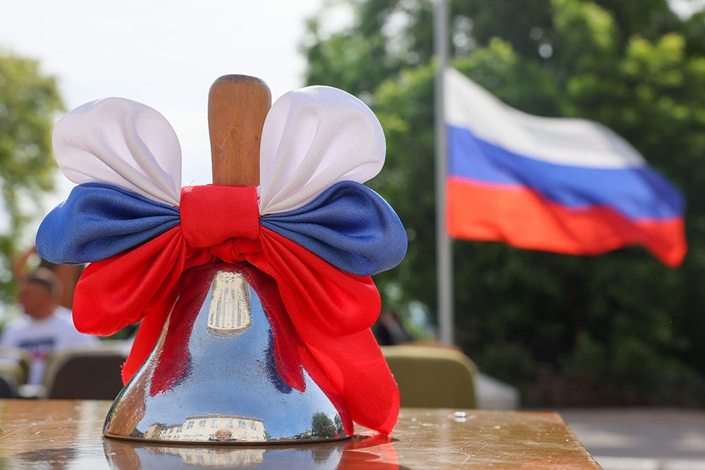 Последний звонок в Средней общеобразовательной школе. Поздравления с выпускным в официальном стиле.