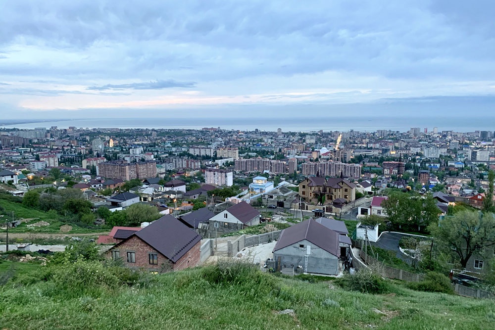 Смотровая площадка на горе Тарки-Тау в Махачкале: панорамный вид на город.