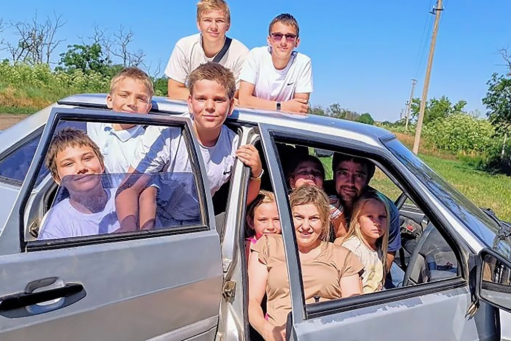 Десять человек сидят в автомобиле