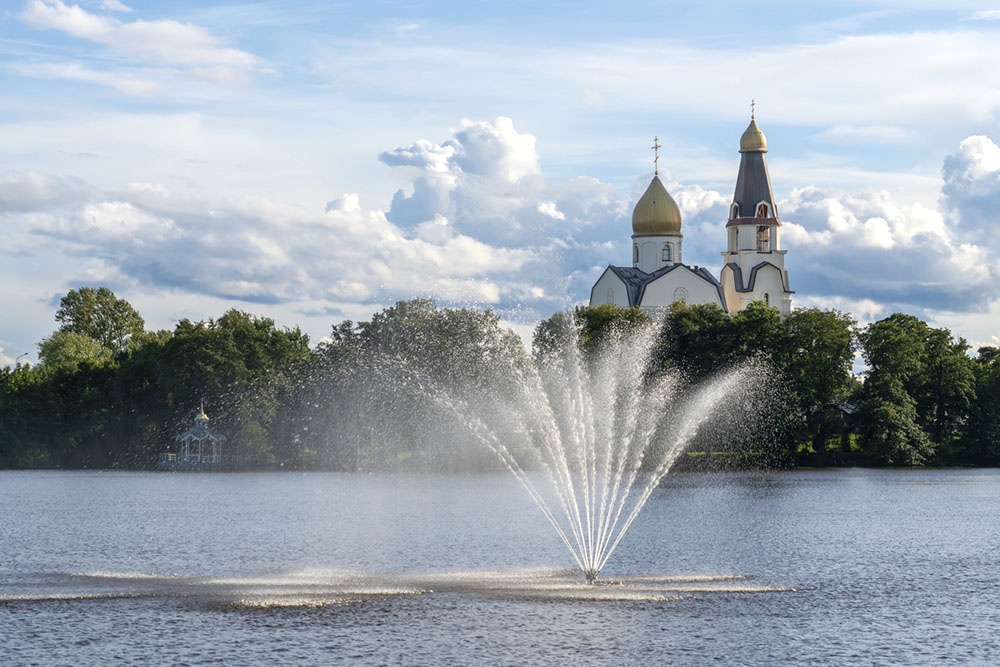 Храм апостолов Петра и Павла на Сестрорецком озере, главная церковь города.