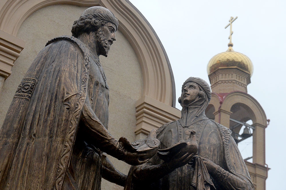  Памятник благоверным князю Петру и княгине Февронии в Казани. "Повести о Петре и Февронии Муромских"， является образцом супружеской верности и семейного счастья