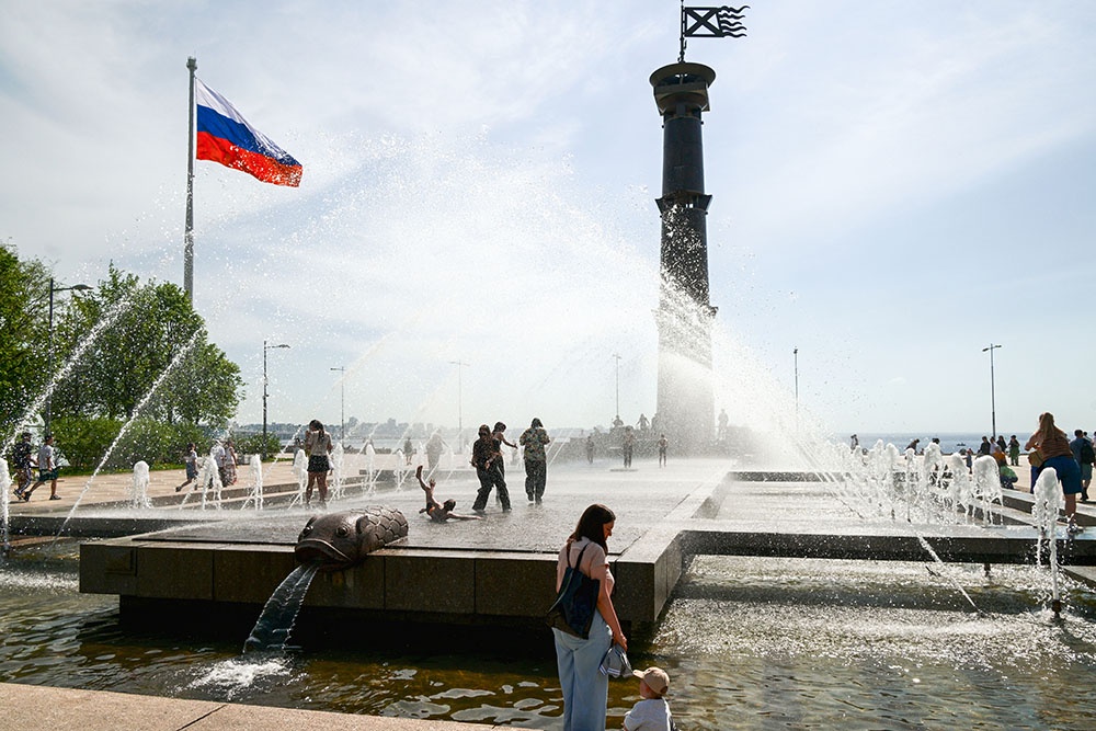 Отдых в парке 300-летия Санкт-Петербурга: зеленые газоны, гранитная набережная и вид на Финский залив.